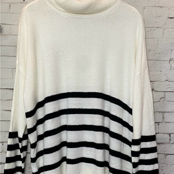 Vince Camuto Striped Turtleneck Sweater size medium - Picture 3 of 8